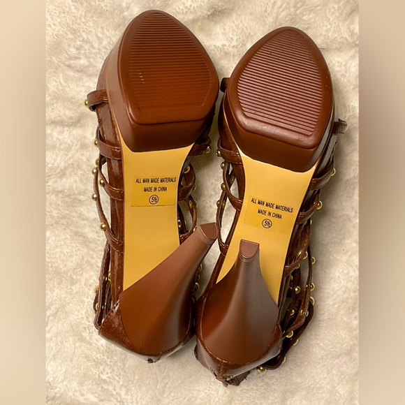 Beautiful brown platform heels with gold grommets - Picture 7 of 8